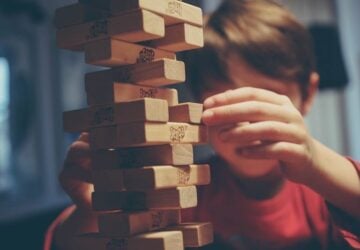 kids playing jenga